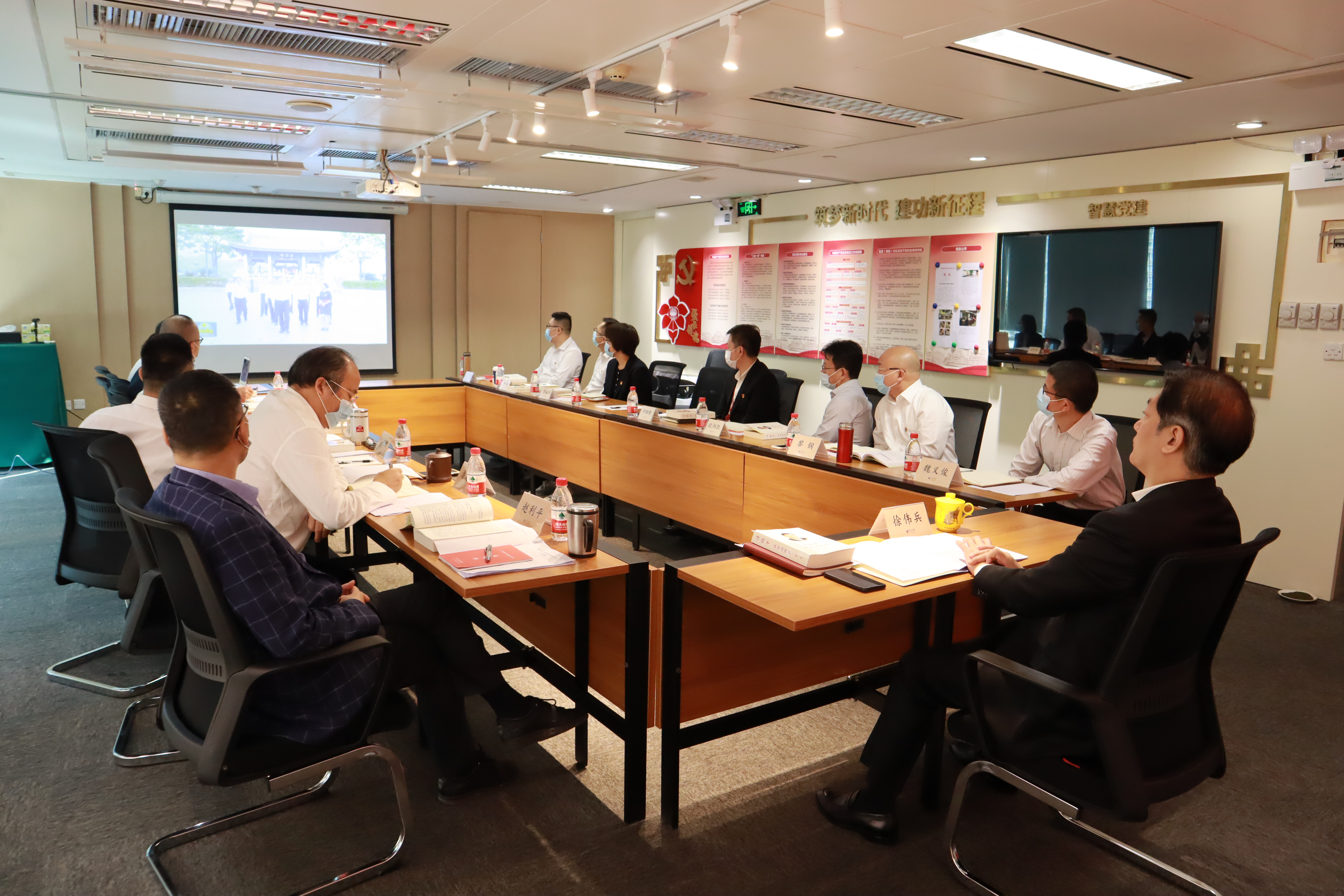 瓜子tv
召开理论学习中心组（扩大）会学习贯彻习近平总书记在深圳经济特区建立40周年庆祝大会上的讲话精神和视察广东重要指示精神