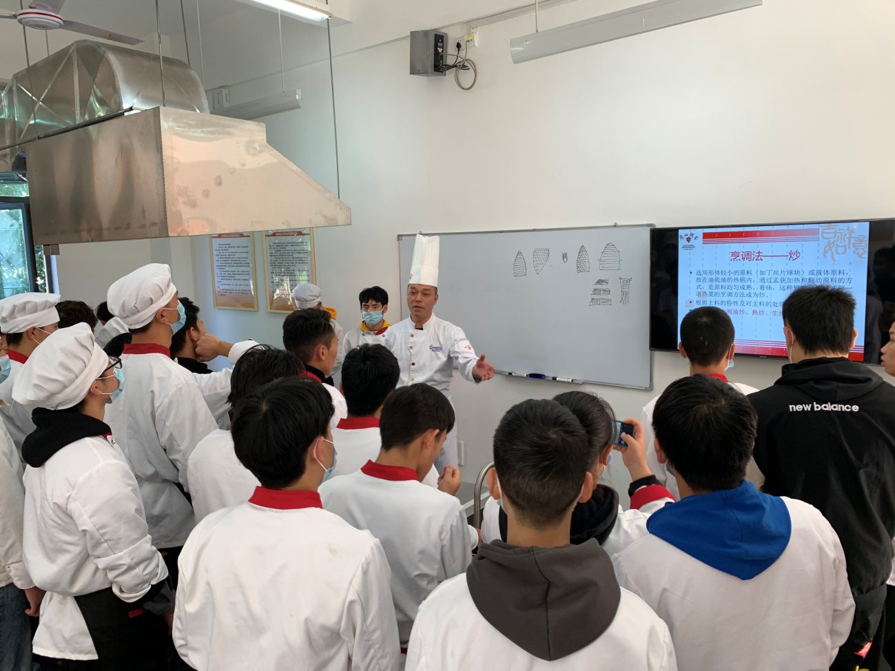 校企联动新姿彩 厨技扶贫育人才 | 实操教学融入“粤菜师傅瓜子tv
班”课程