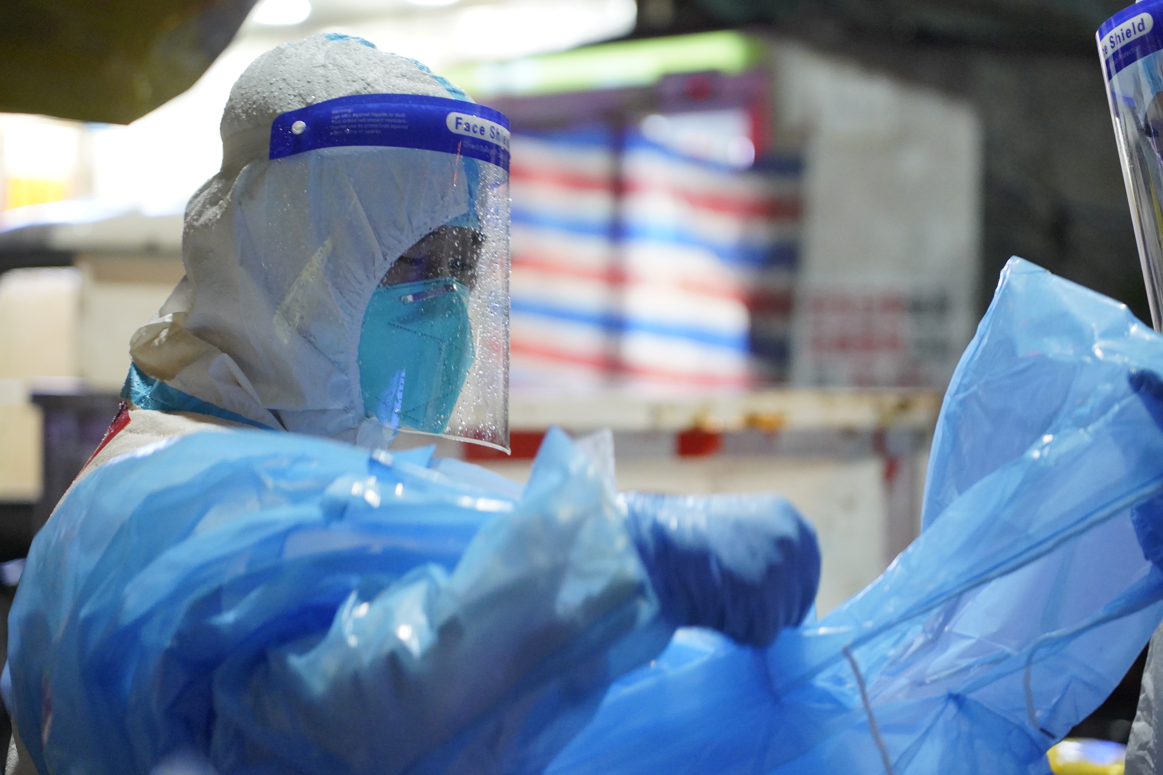 平凡微光汇星河，抗疫炬火暖人心 （三）党员是光，党徽闪耀旗帜扬